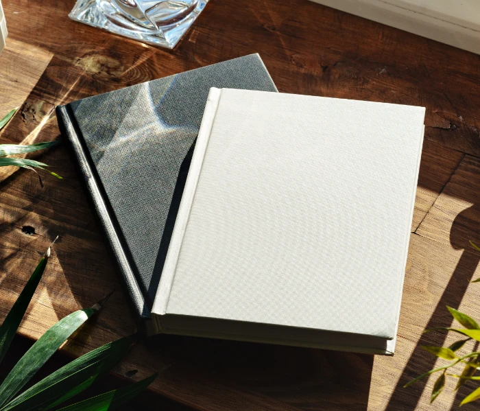 Zwei Bücher auf einem Holztisch