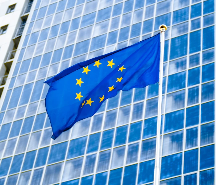 Europaflagge vor einem modernen Gebäude